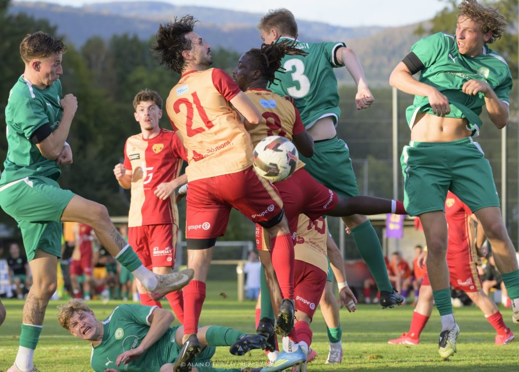 Scène confuse devant la cage de Grünstern. (Photo Alain Boillat) FC Grünstern vs. FC Tavannes Tramelan 1:0