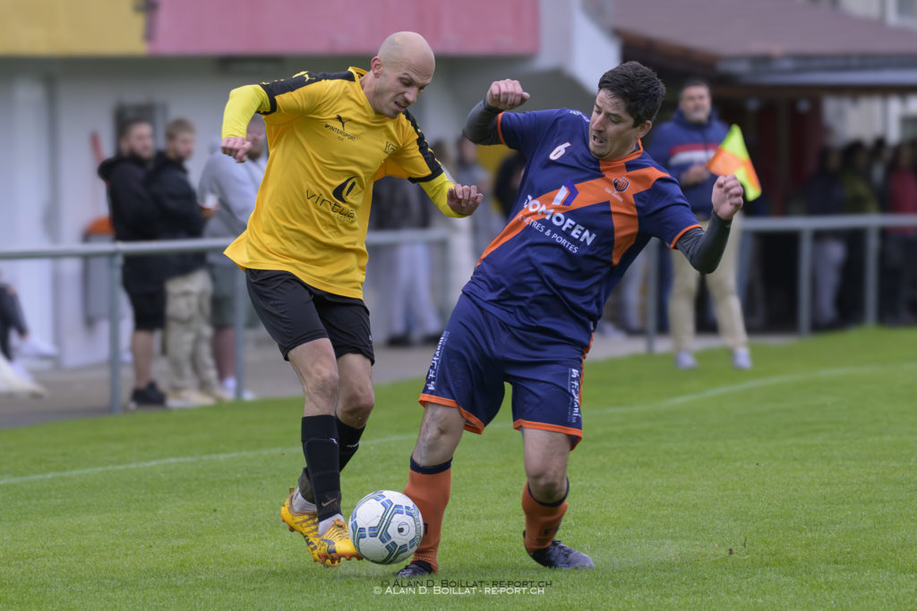 Johan Tellenbach (en jaune), le meilleur buteur actuel de nos seniors. (Photo Alain Boillat) FC TT 30+ vs. Ajoie Monterri 8:2